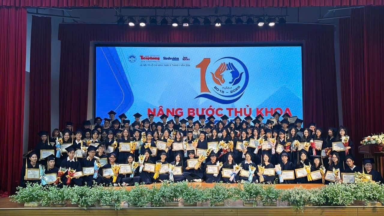 SINH VIÊN KHOA KHOA HỌC XÃ HỘI VƯỢT KHÓ NHẬN HỌC BỔNG “NÂNG BƯỚC THỦ KHOA” NĂM 2025